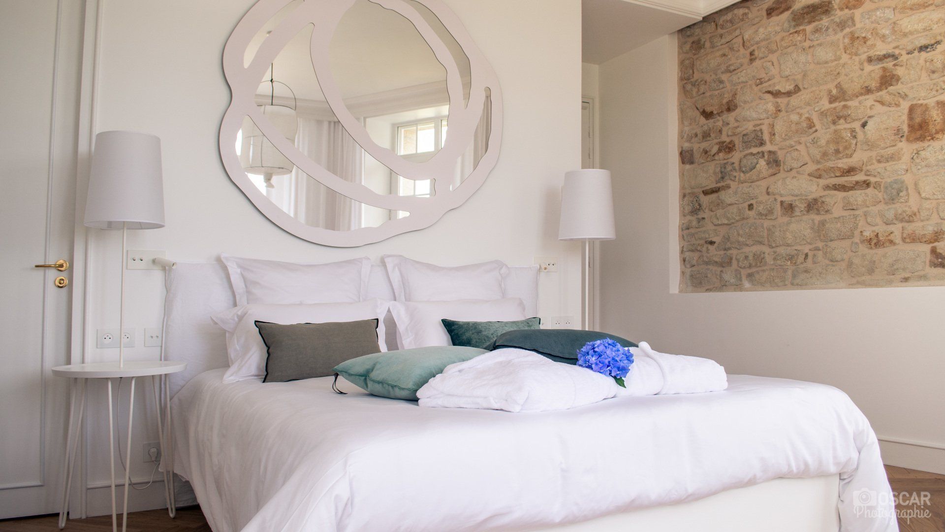 Il y a un grand miroir au dessus du lit dans la chambre.