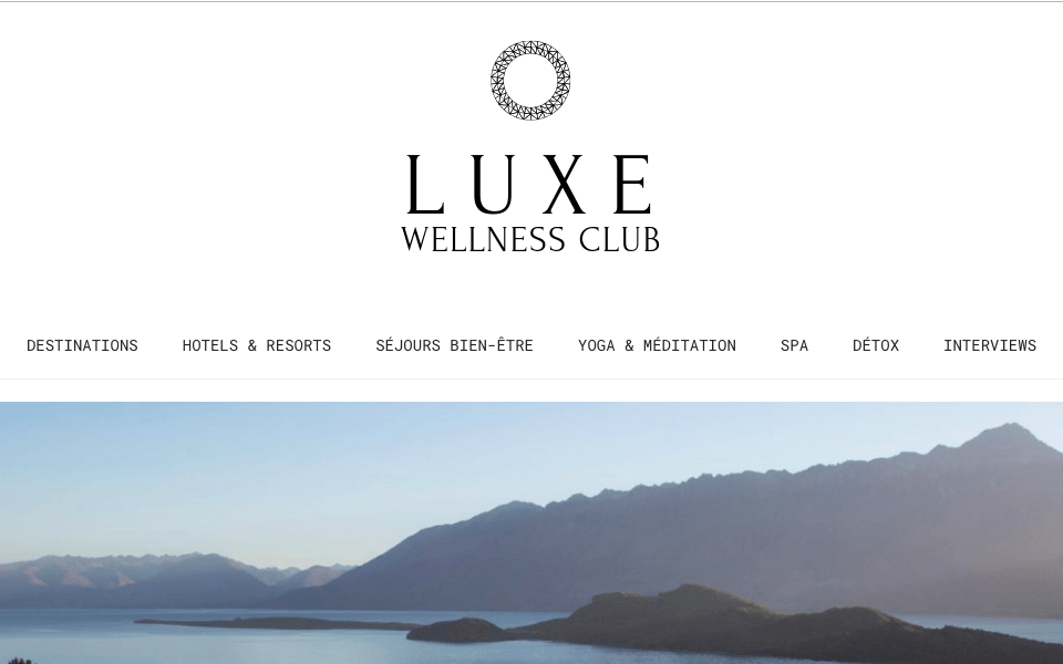Le site Web du club de bien-être de luxe présente une photo de montagnes et d'un lac