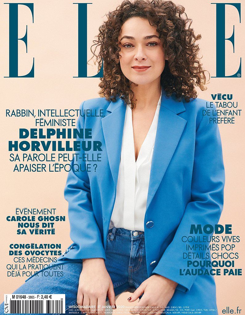 Une femme aux cheveux bouclés est sur la couverture d'un magazine.
