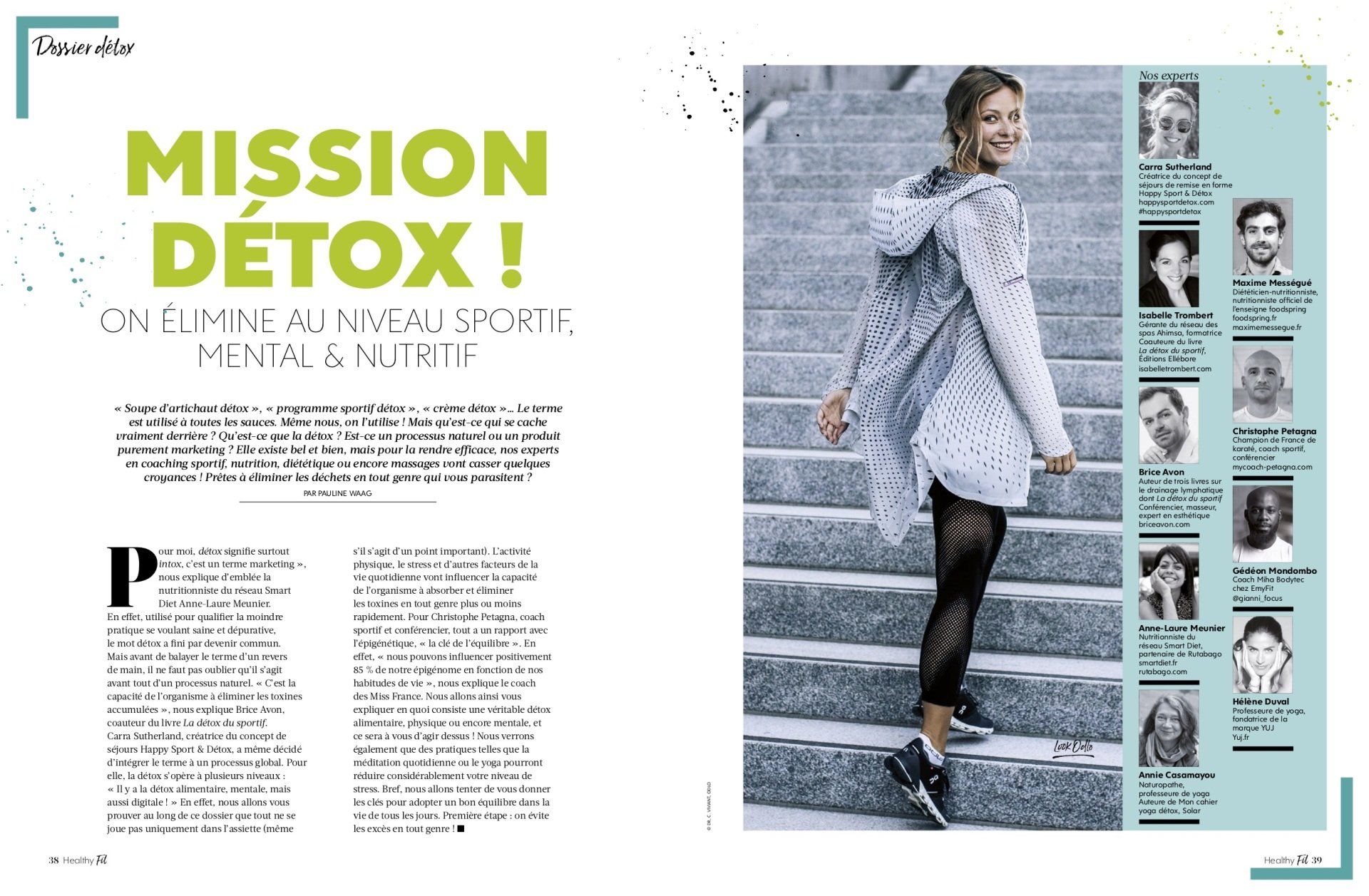 Une femme descend un escalier dans un magazine.