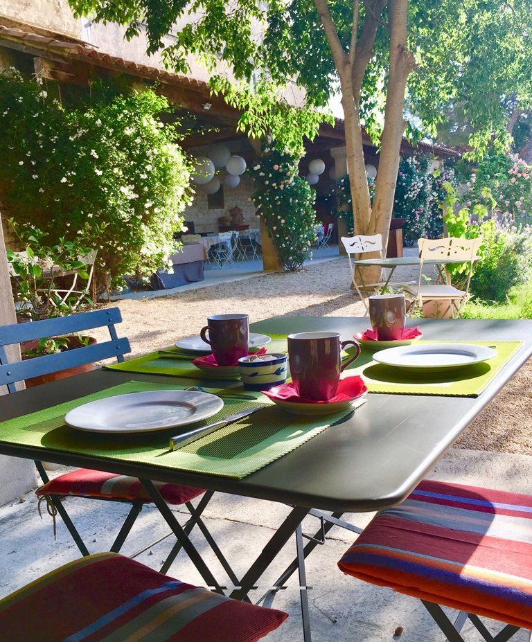 Une table avec des assiettes et des tasses dessus à l'extérieur
