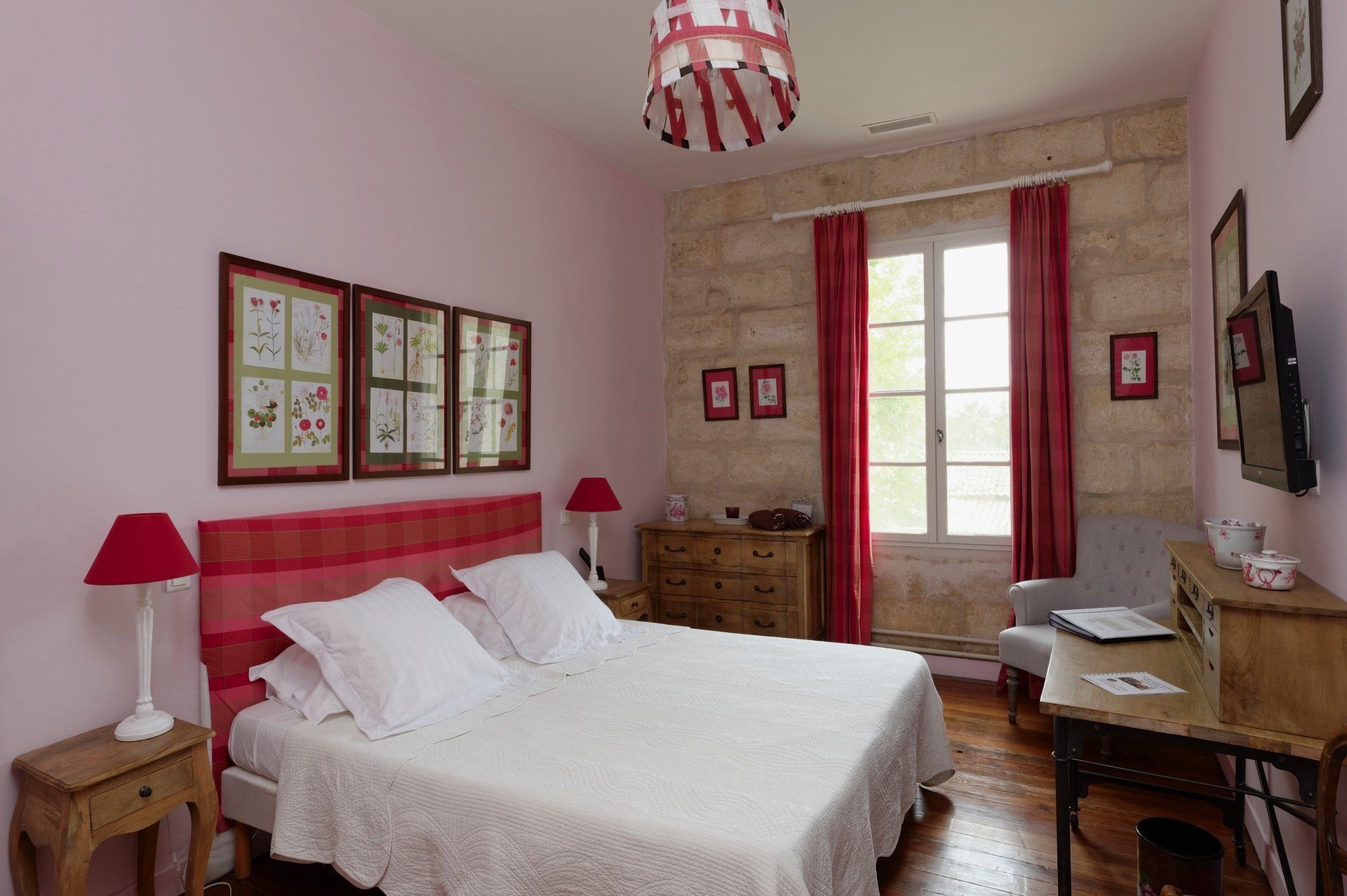 Une chambre avec un lit, un bureau, une chaise et une fenêtre.