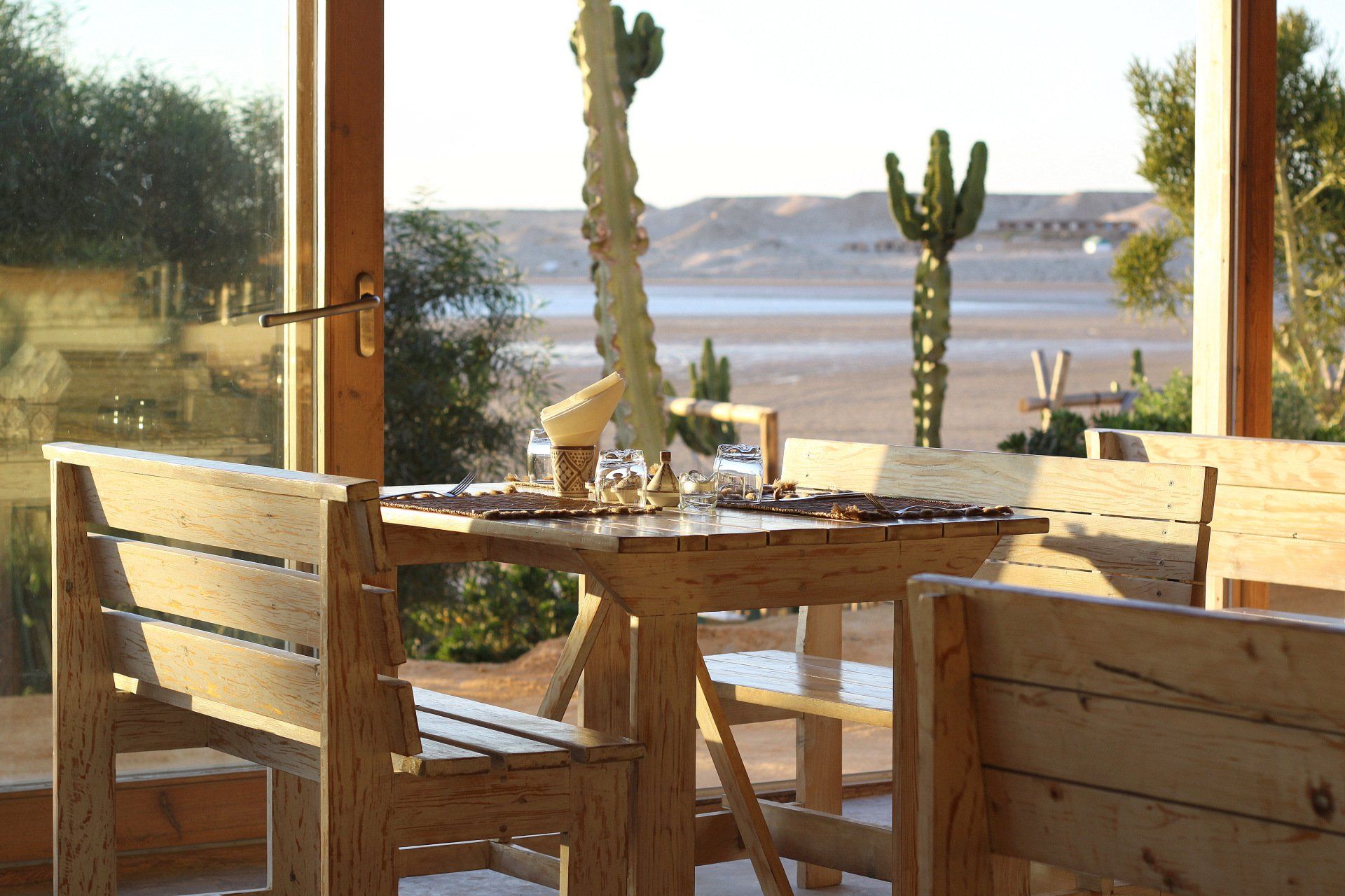 Une table en bois avec un cactus dessus
