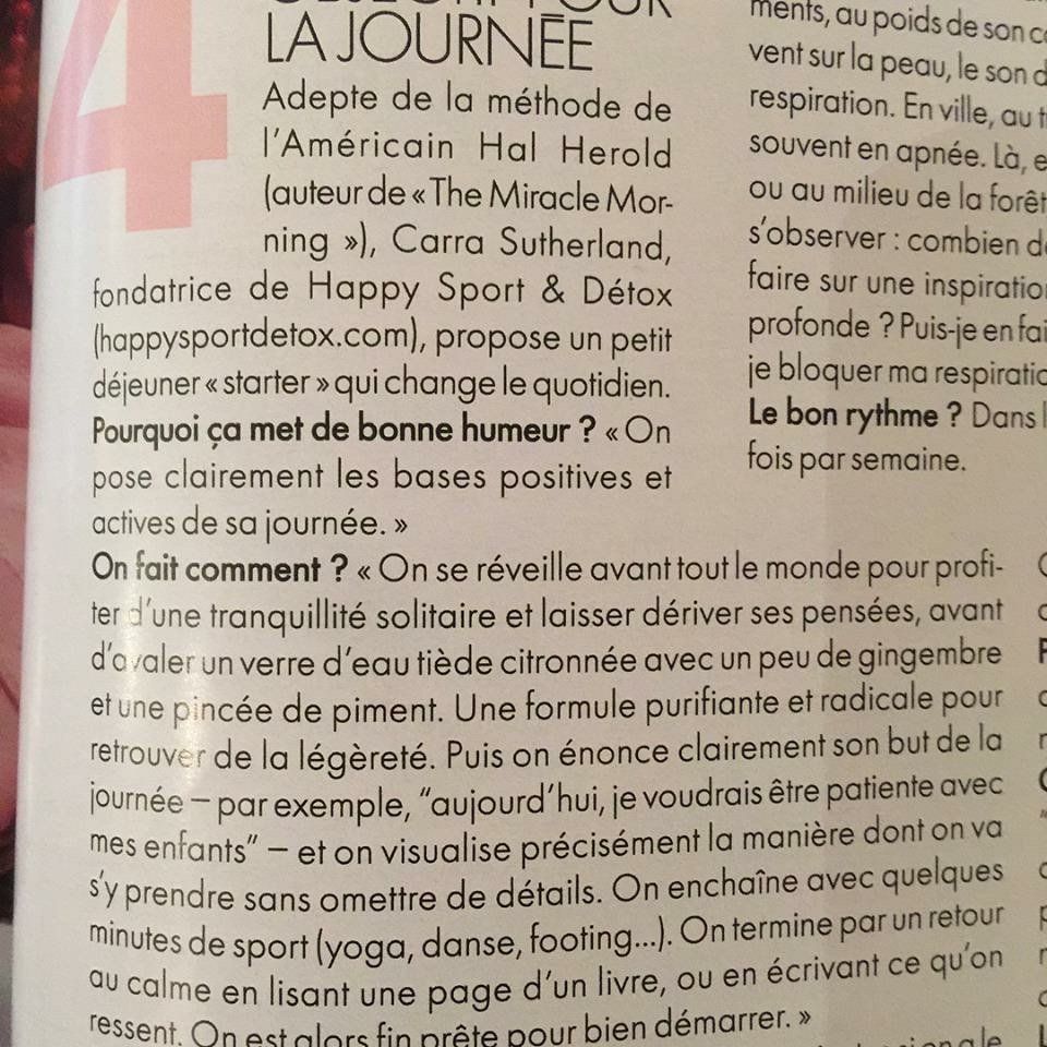 Un livre est ouvert sur une page qui dit la journée