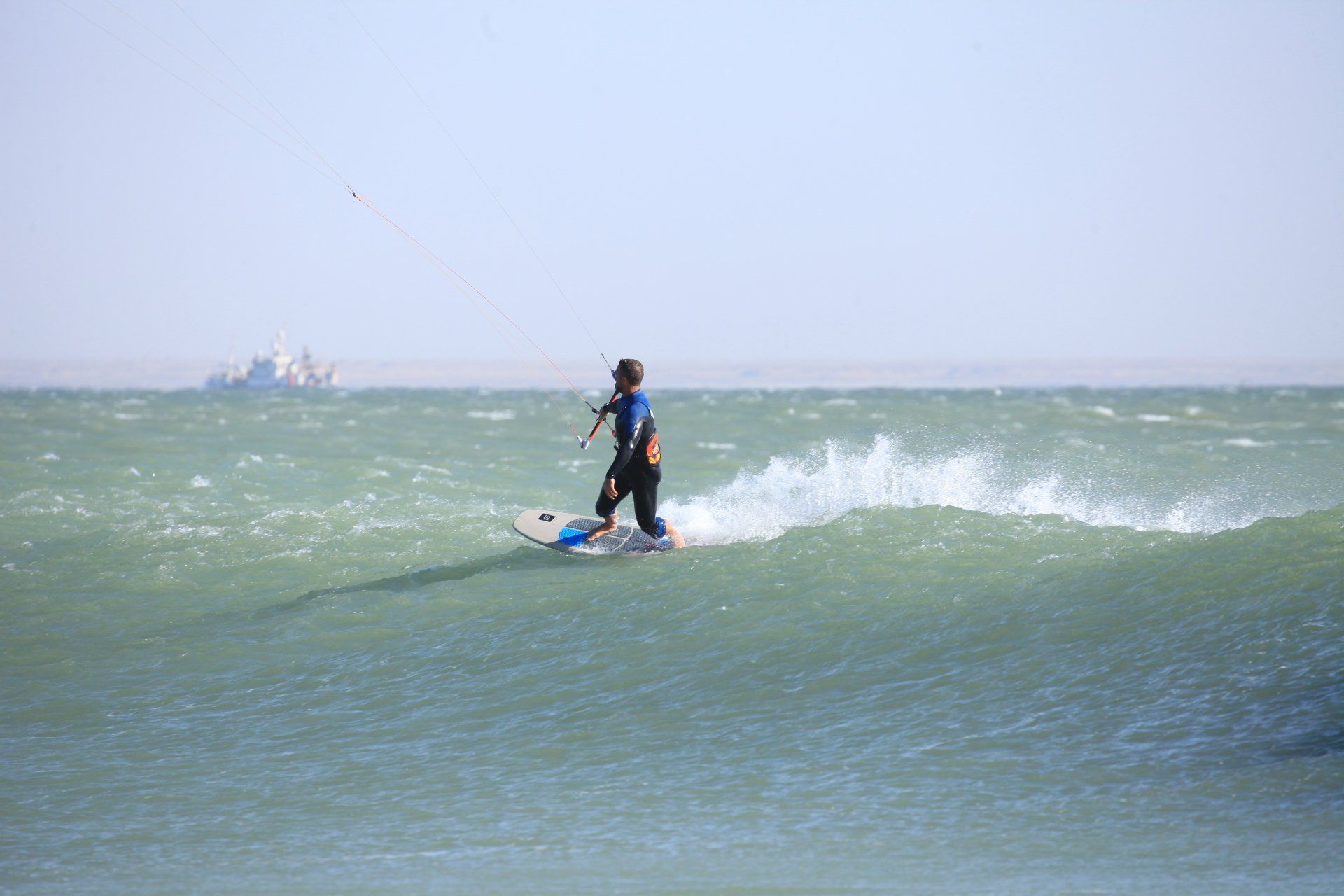 Un homme surfe sur une vague sur une planche de surf dans l'océan.