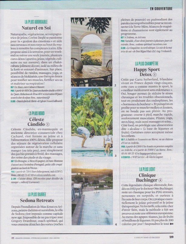 Un magazine est ouvert sur une page avec une photo d'un homme faisant du yoga dans une piscine.