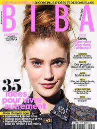 Une femme est sur la couverture d'un magazine.