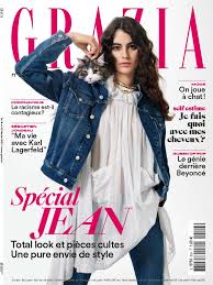 Une femme tient un chat sur la couverture d'un magazine.