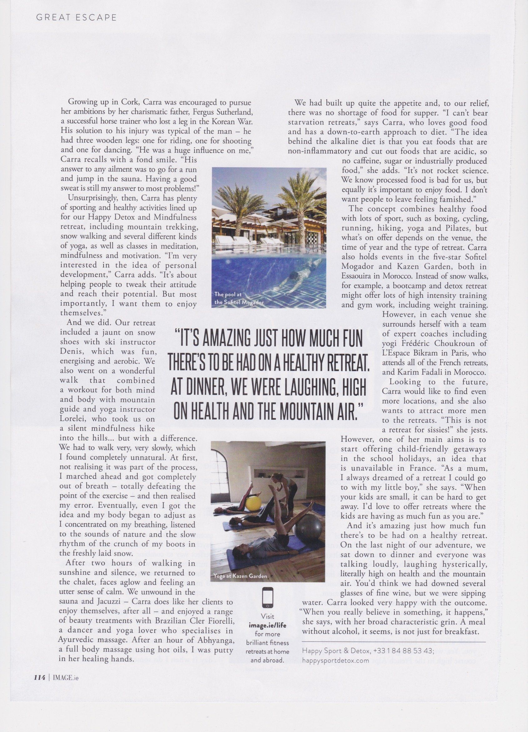 Une page d'un magazine avec une photo d'une piscine