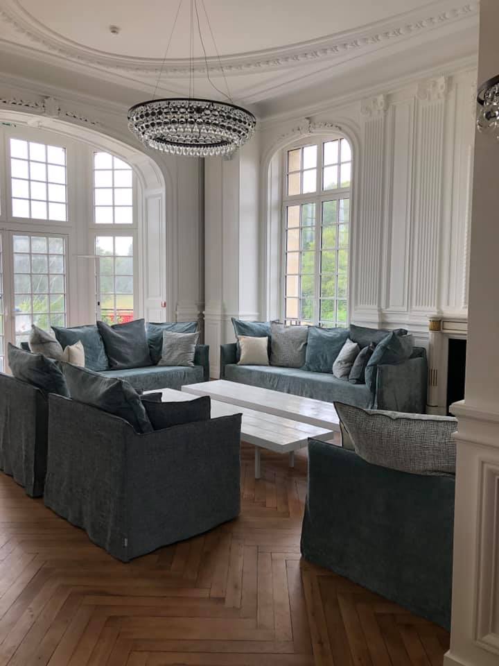 Un salon rempli de meubles et d'un lustre.