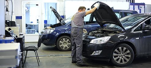Expert providing auto service in Covington, KY
