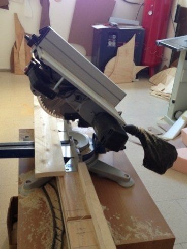Taglio listelli in legno per la costruzione di un divano