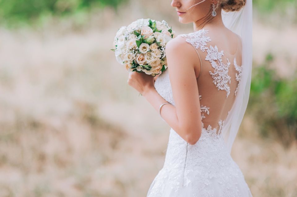 abito da sposa con schiena scoperta