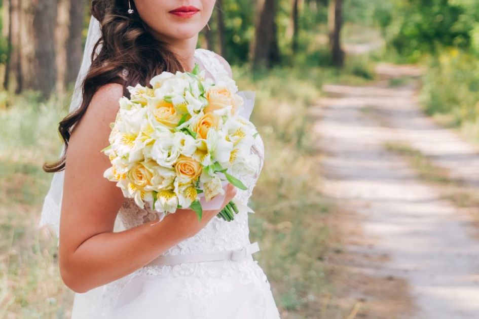 abito da sposa con cinturino