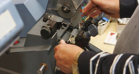Key cutting machine