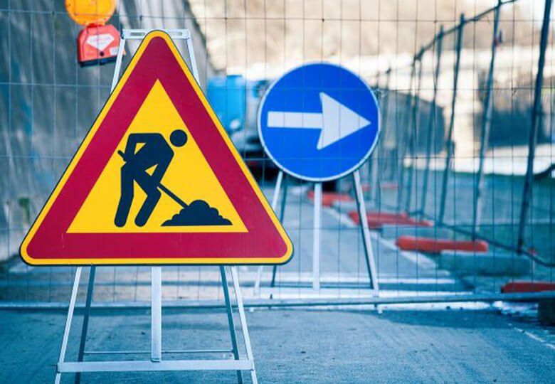 Segnaletica di avvertimento relativa ai lavori stradali in prossimità di una barriera di cantiere