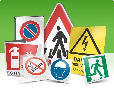 Vari segnali di sicurezza e di avvertimento