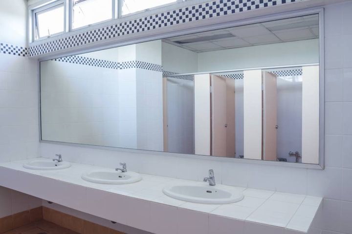 Specchiera bagno pubblico