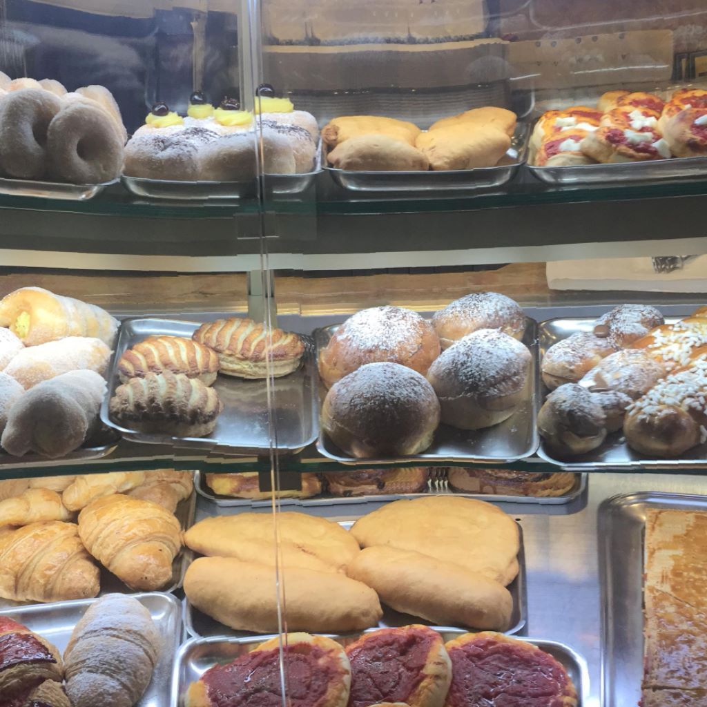 vetrina di dolci e specialità di rosticceria