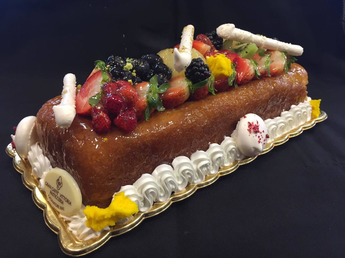 torta con la frutta e la panna