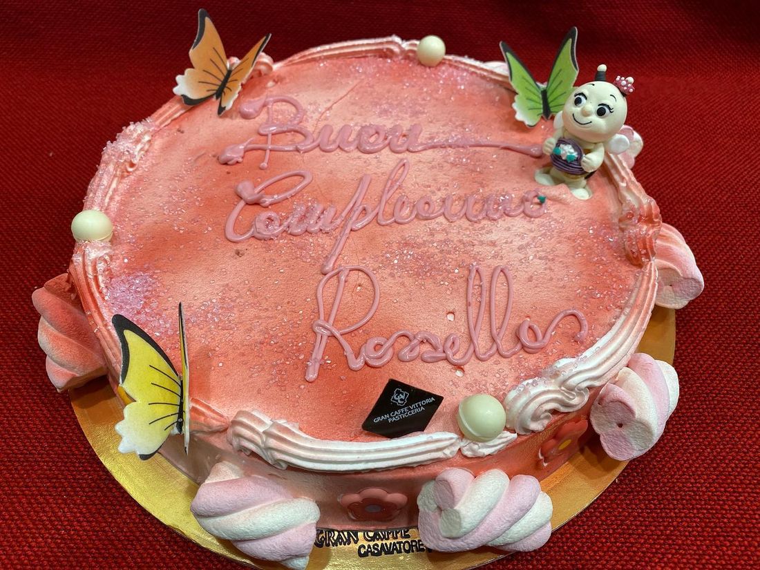 torta di compleanno con marshmallow e farfalle
