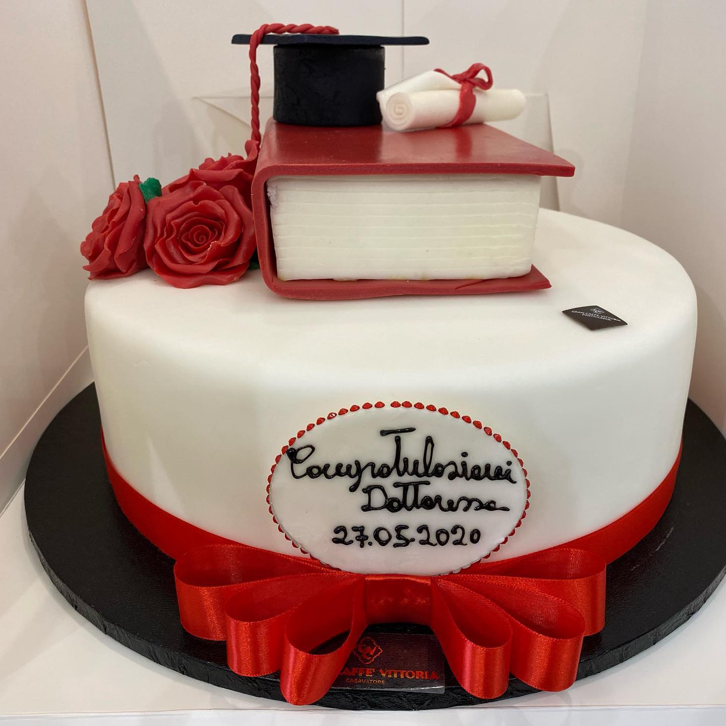 torta di laurea bianca e rossa