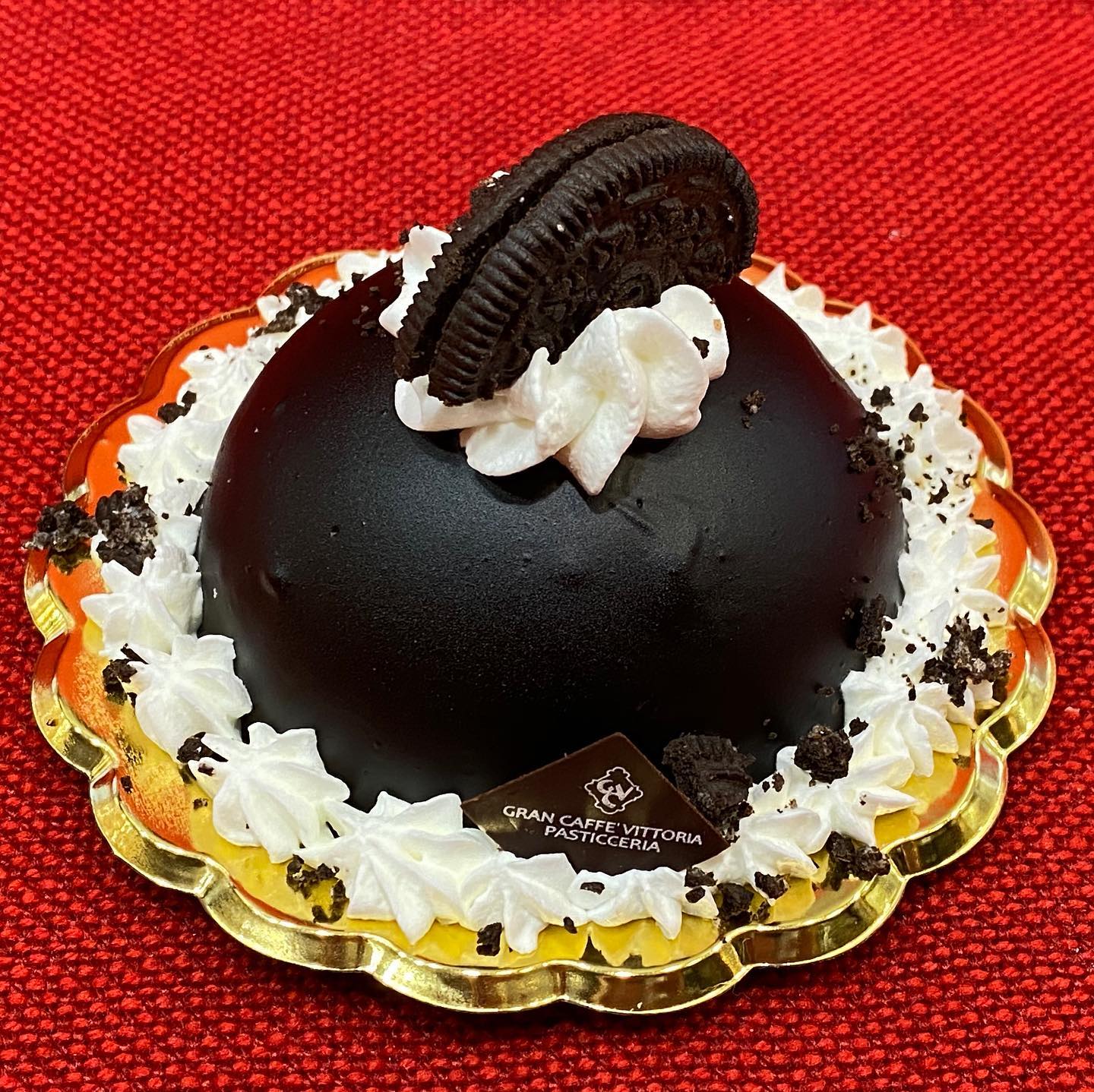 tortino artigianale con panna e biscotto