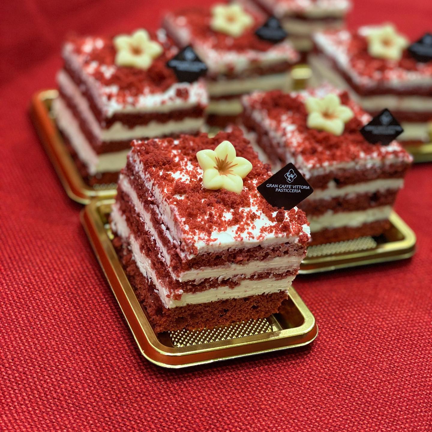 dolcetti mignon con fiorellino decorativo