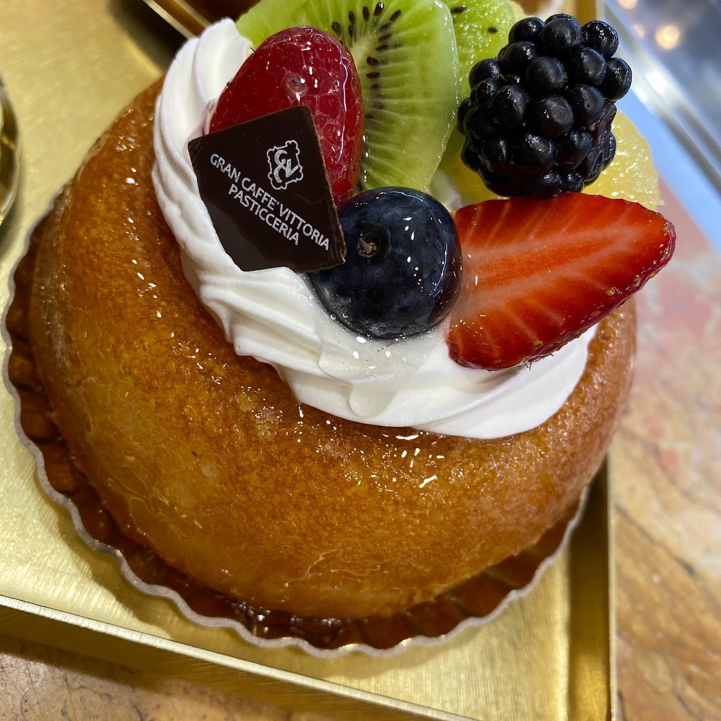 dolce artigianale con kiwi e frutti di bosco