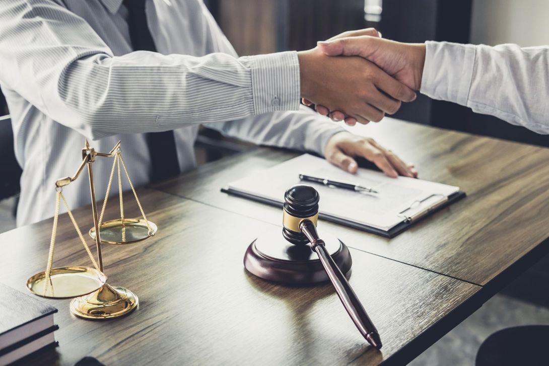 avvocato che stringe la mano a un cliente