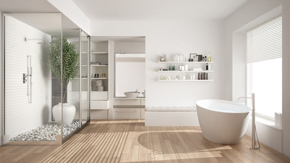 Bagno con pavimento in legno