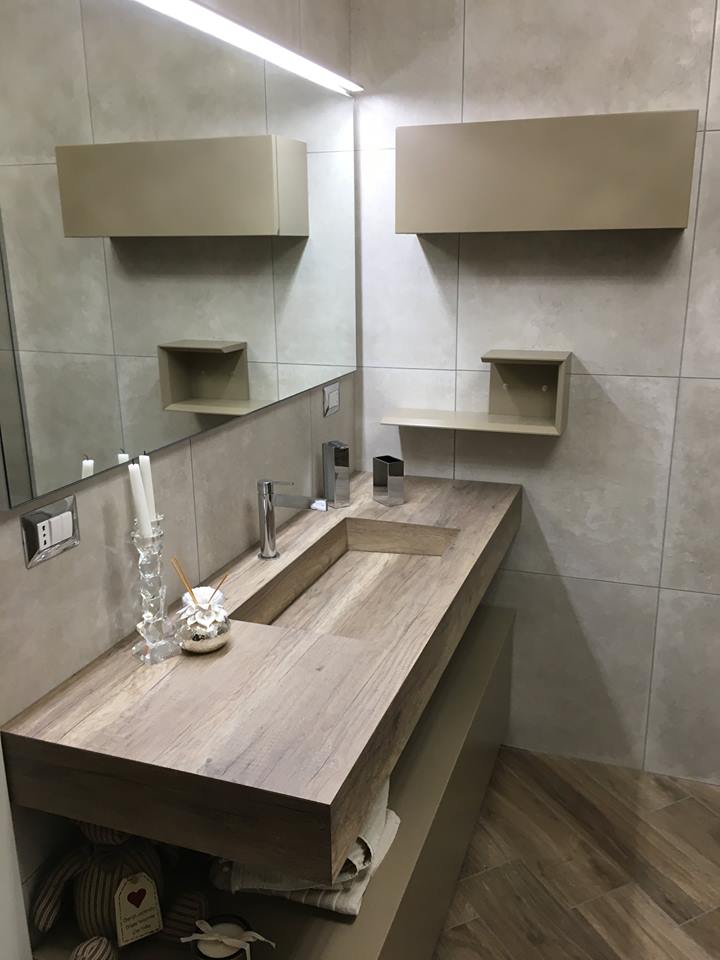 Bagno con lavandino in pietra