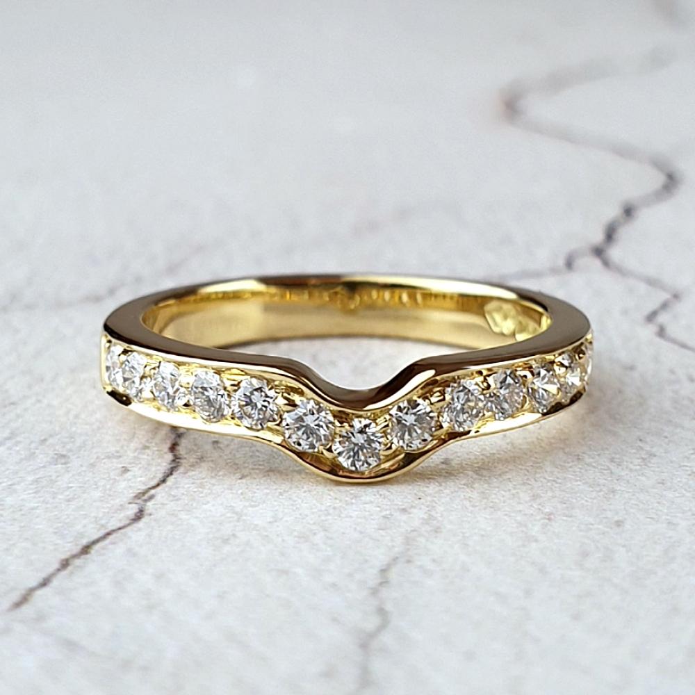 18ct yellow gold fitted band to fit a solitaire engagement ring.