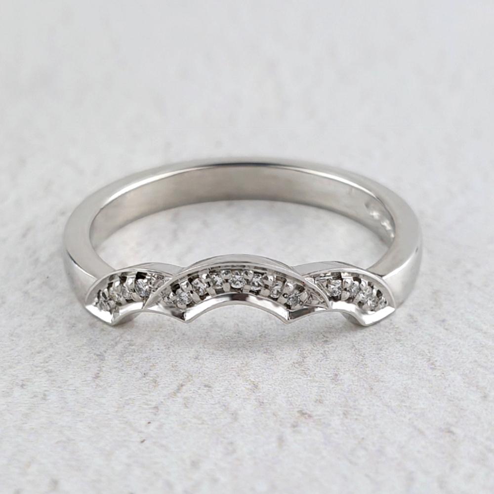 Wedding ring to fit triple-cluster engagement ring