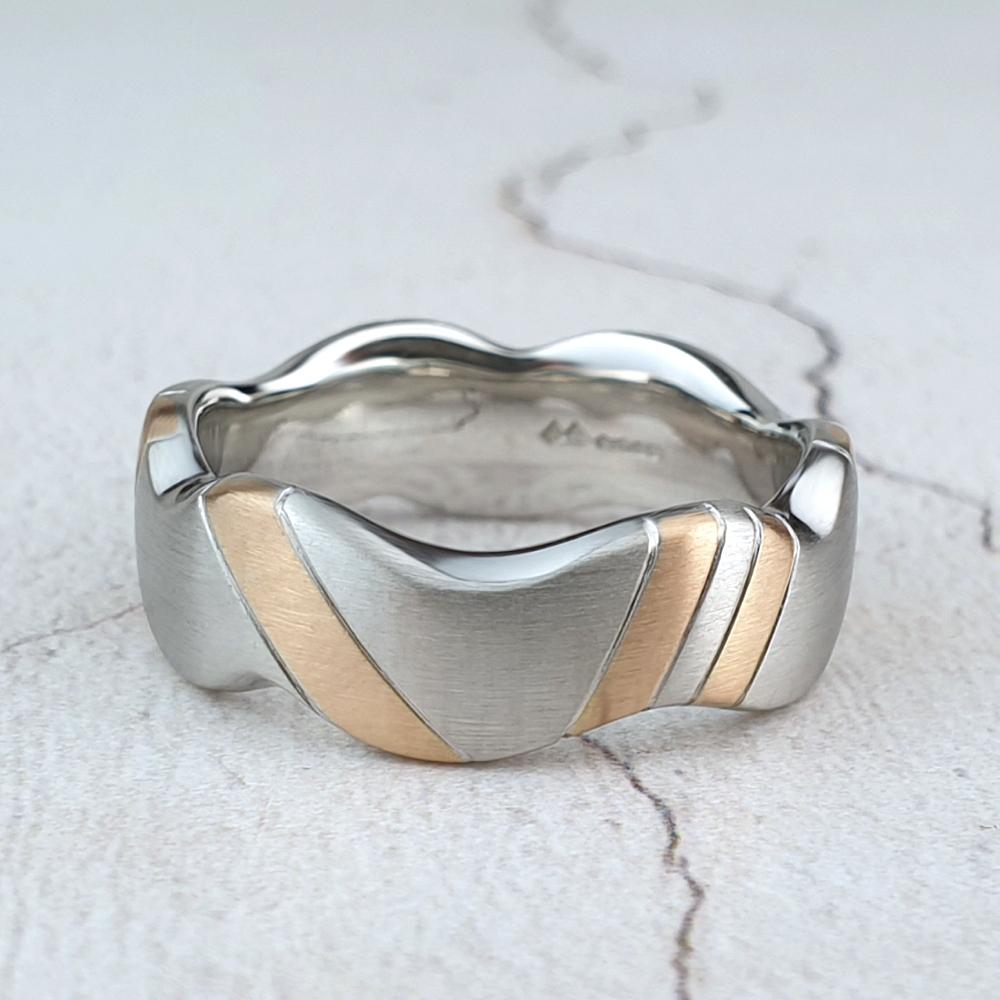 Carved wedding ring inlaid with red gold stripes