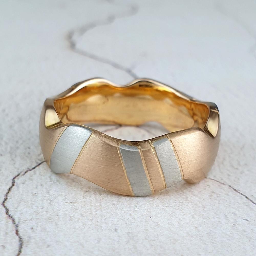 Carved red gold band inlaid with platinum stripes