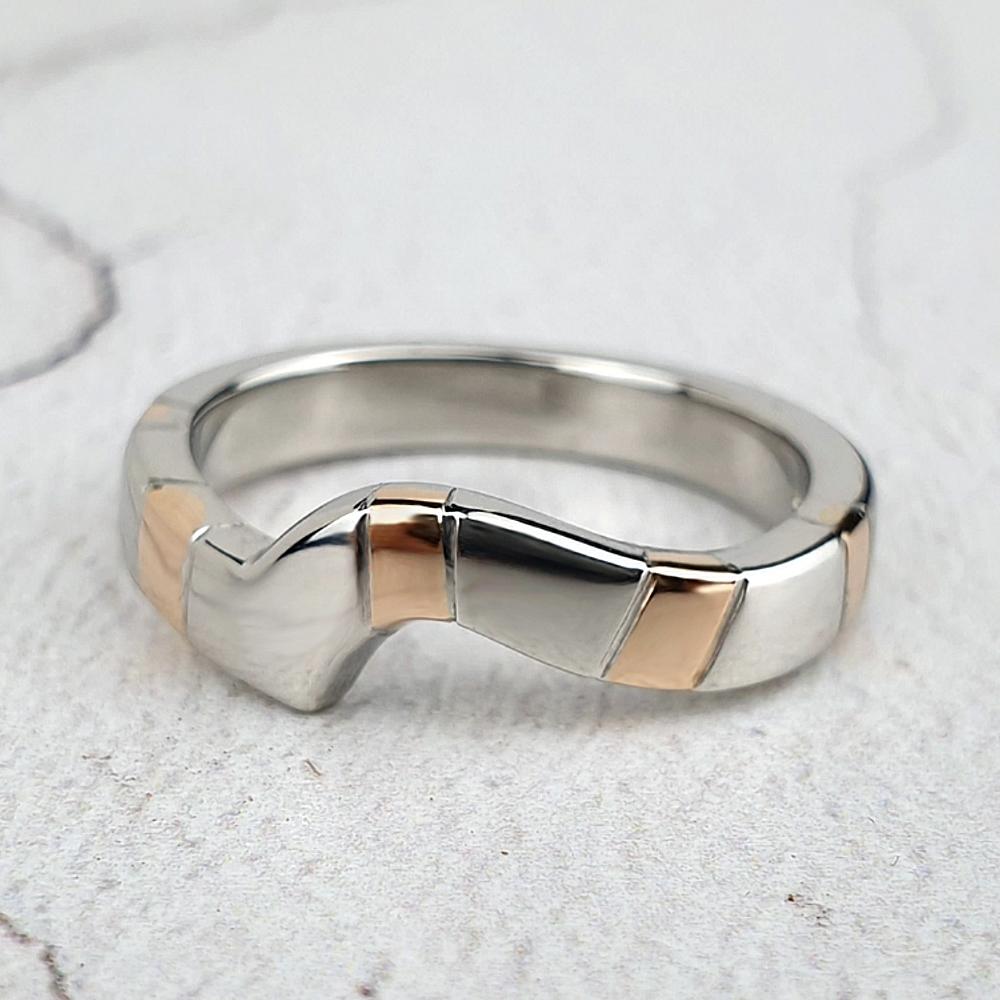 Platinum fitted band with gold stripes