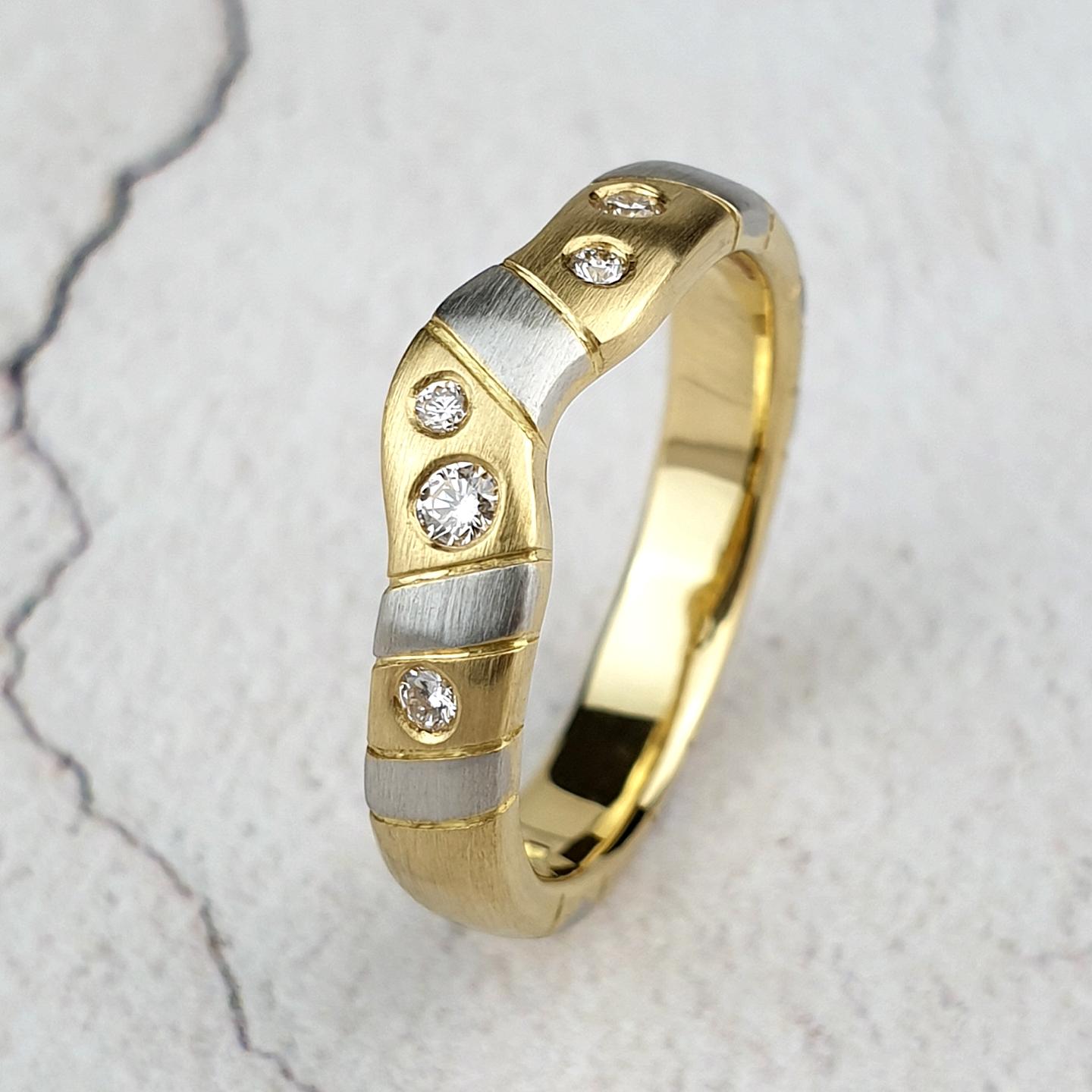 Yellow gold fitted wedding ring with platinum stripes and diamonds