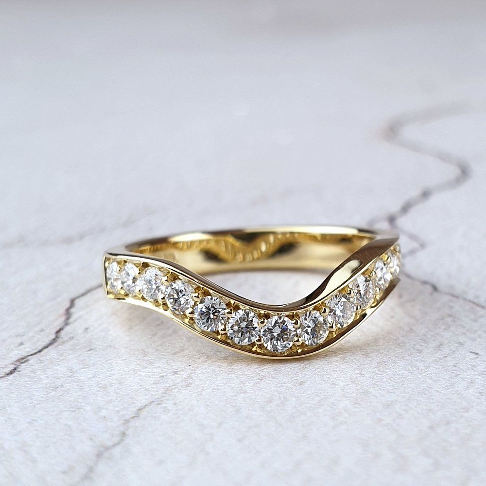 Gold fitted wedding ring with pavé-set diamonds