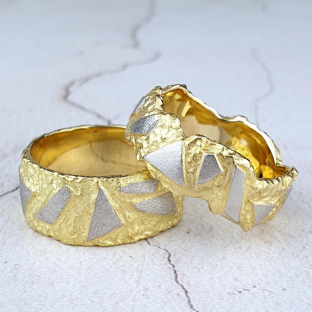 Yellow gold rings with shards of platinum Yellow gold rings with shards of platinum
