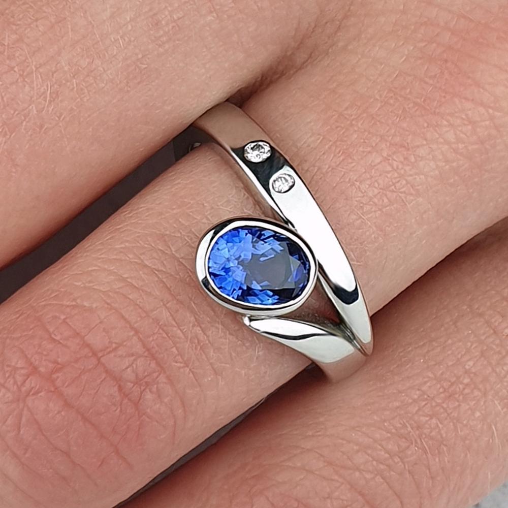 Platinum Flick ring with sapphire and small diamonds Platinum Flick ring with sapphire and small diamonds