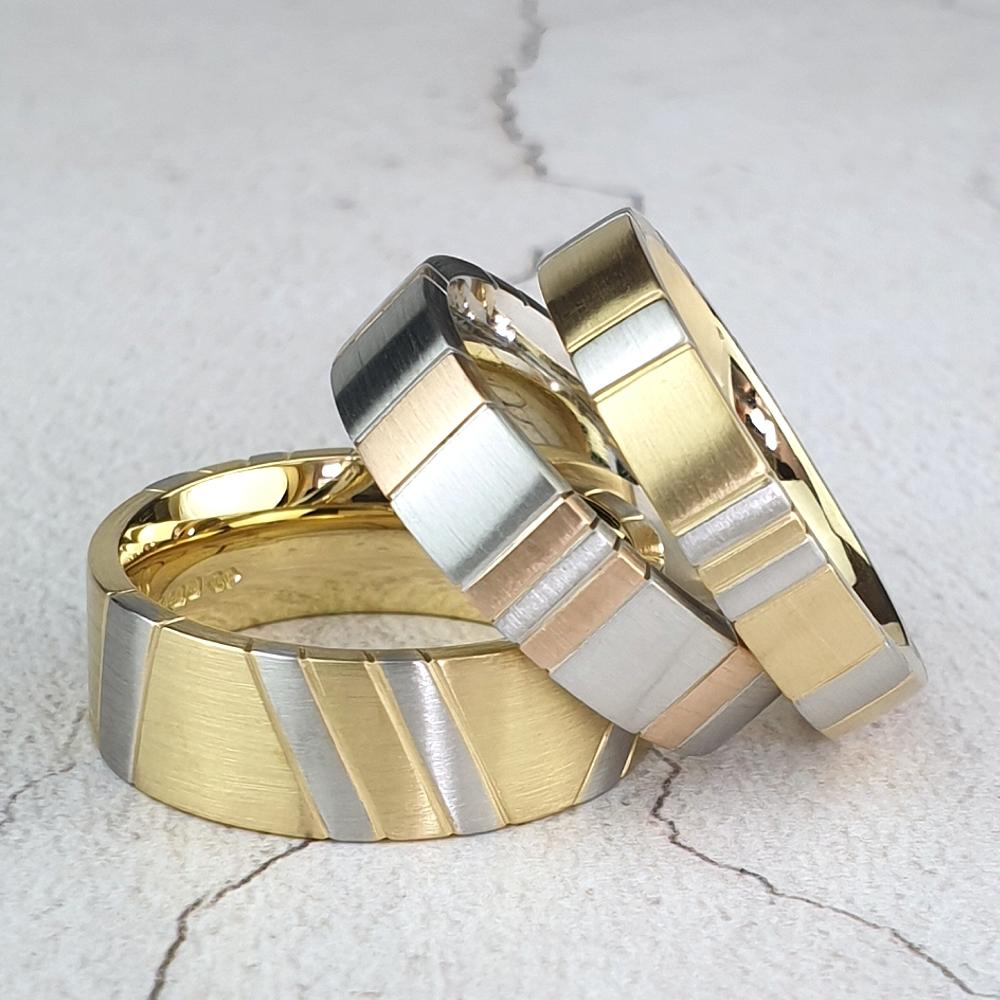 Flat court wedding rings in gold and platinum Flat court wedding rings in gold and platinum