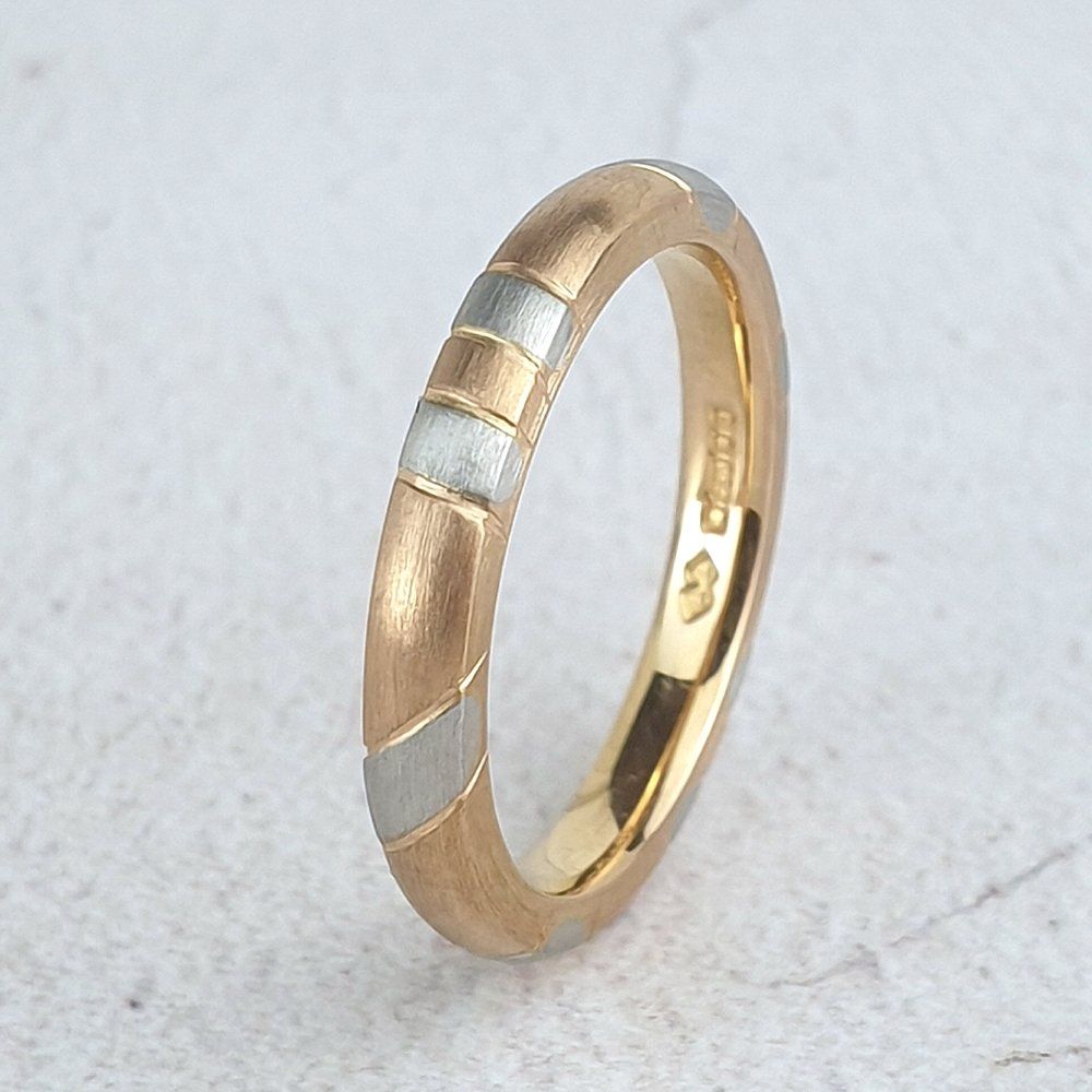 Narrow red gold band with random stripes