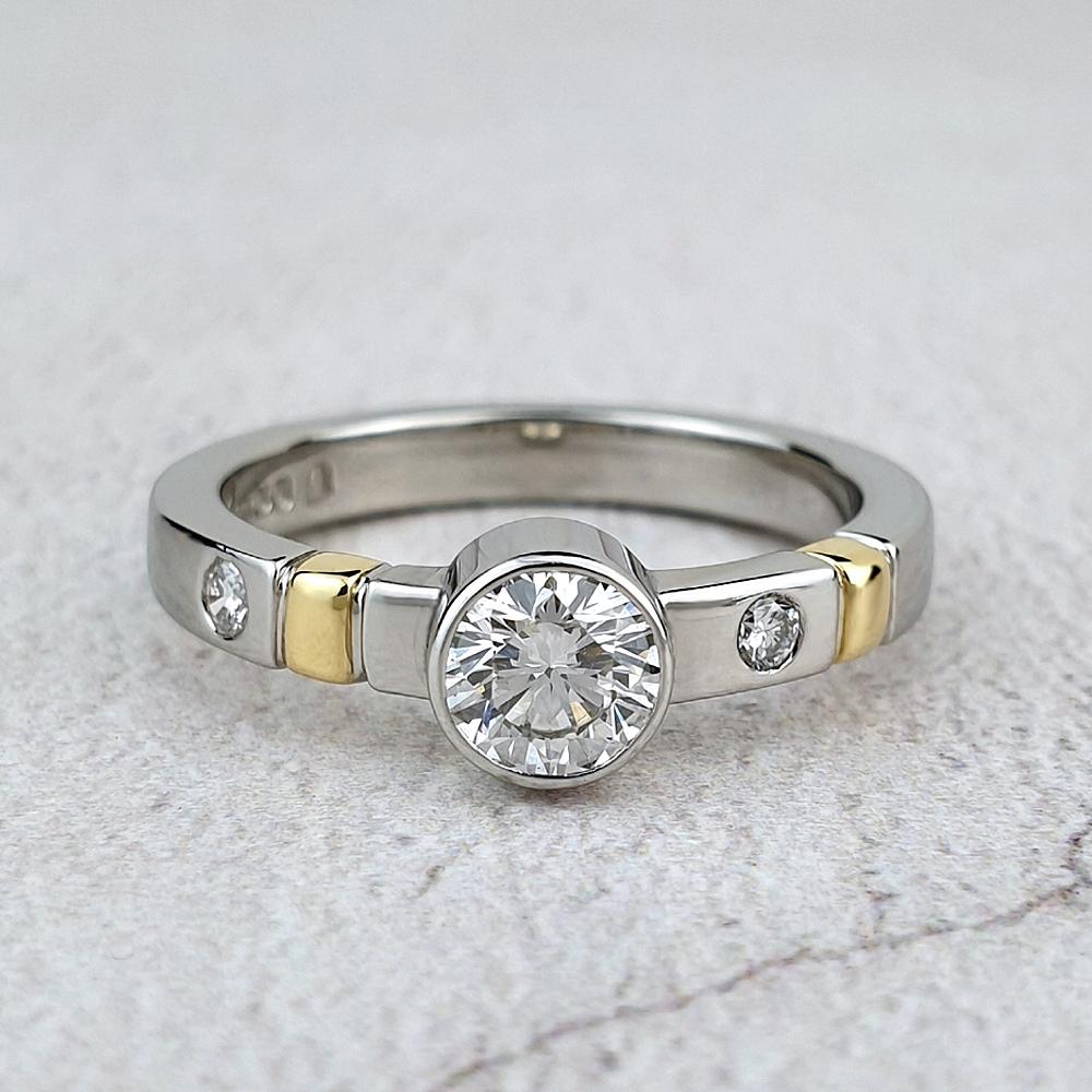 Simple solitaire with asymmetric shoulders