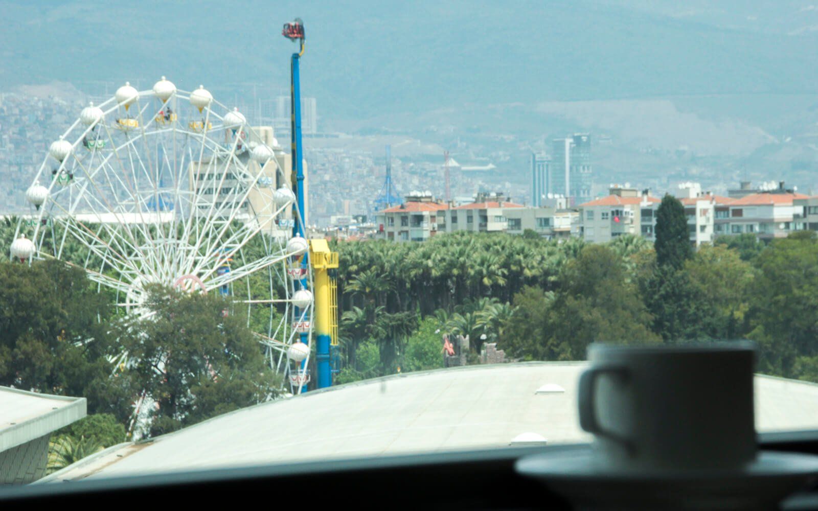 Dönme dolabın önündeki masada bir fincan kahve duruyor.