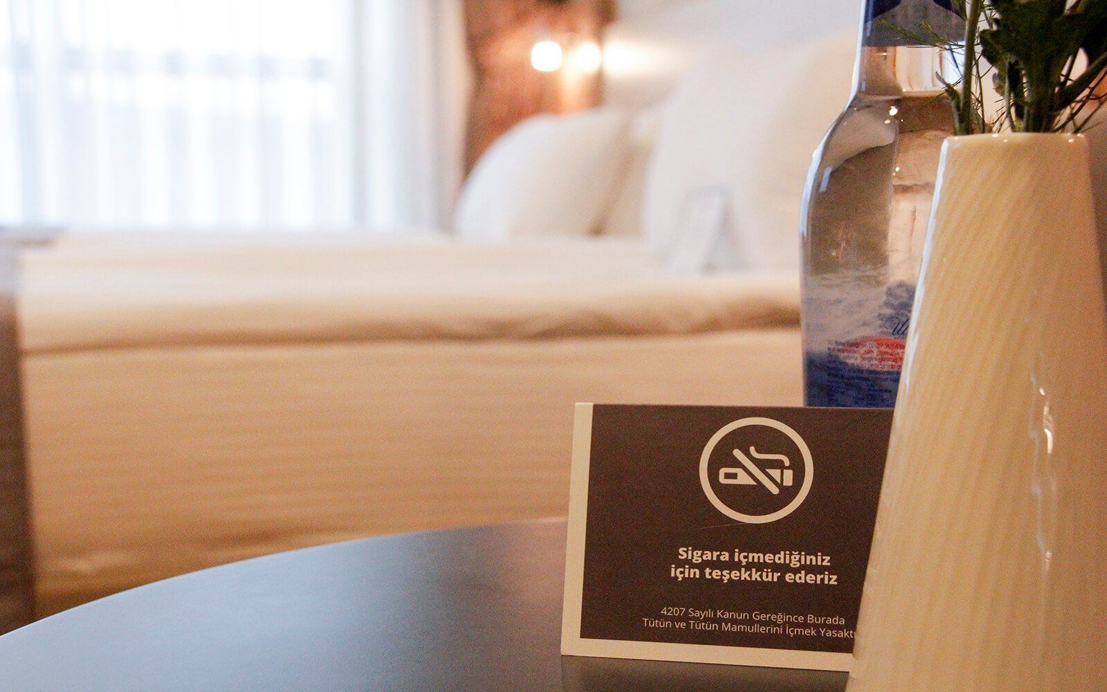 Bir otel odasındaki masanın üzerinde bir şişe red bull var