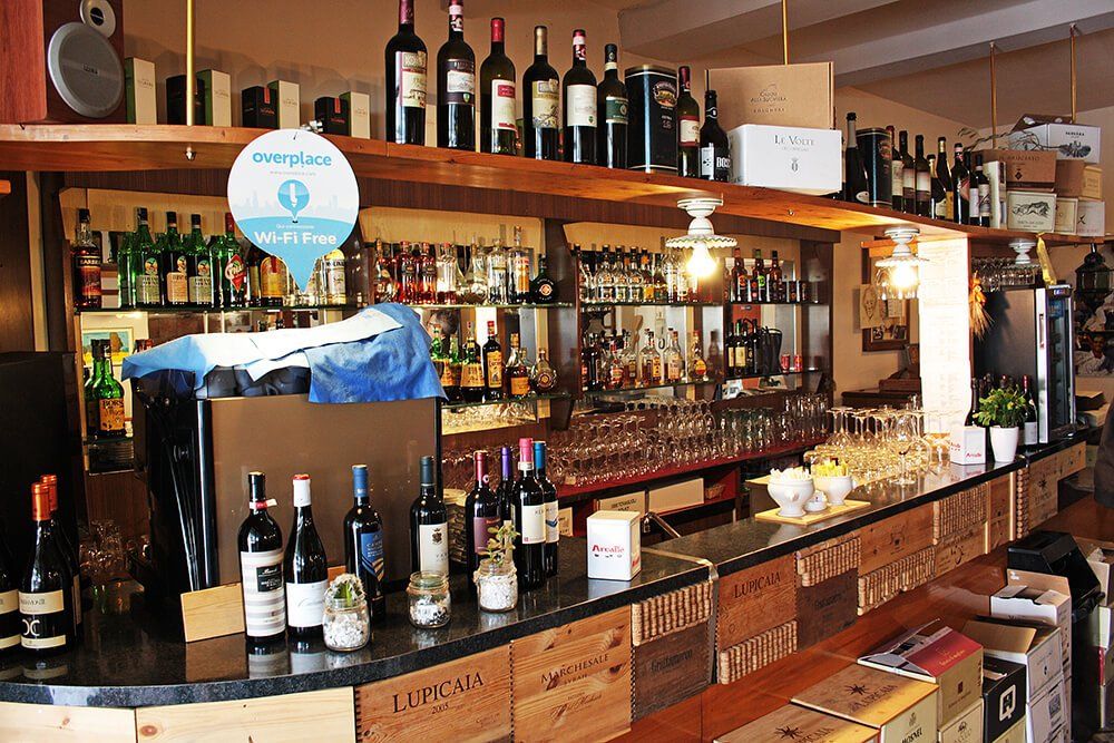 Restaurant bar counter