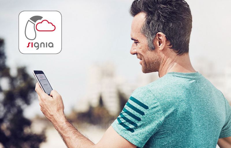 uomo con audioprotesi Signia