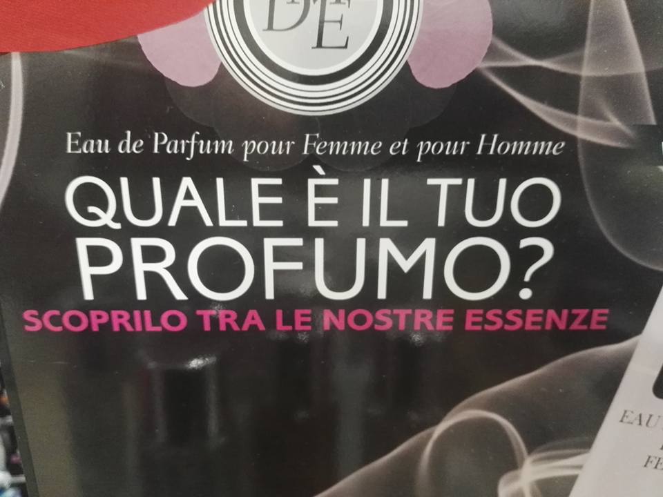 Cartellone pubblicitario i profumi del marchio La Maison Des Essences