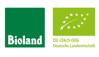 Ein grün-weißes Bioland-Logo und das Logo DE-ÖKO-006 Deutsche Landwirtschaft